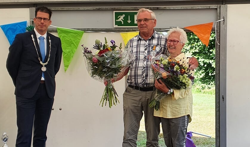 <p>Tonny Starte (74) en zijn vrouw Annie, nadat hij zijn Koninklijke onderscheiding kreeg uitgereikt door de burgemeester. Foto: Rob Weeber</p>
