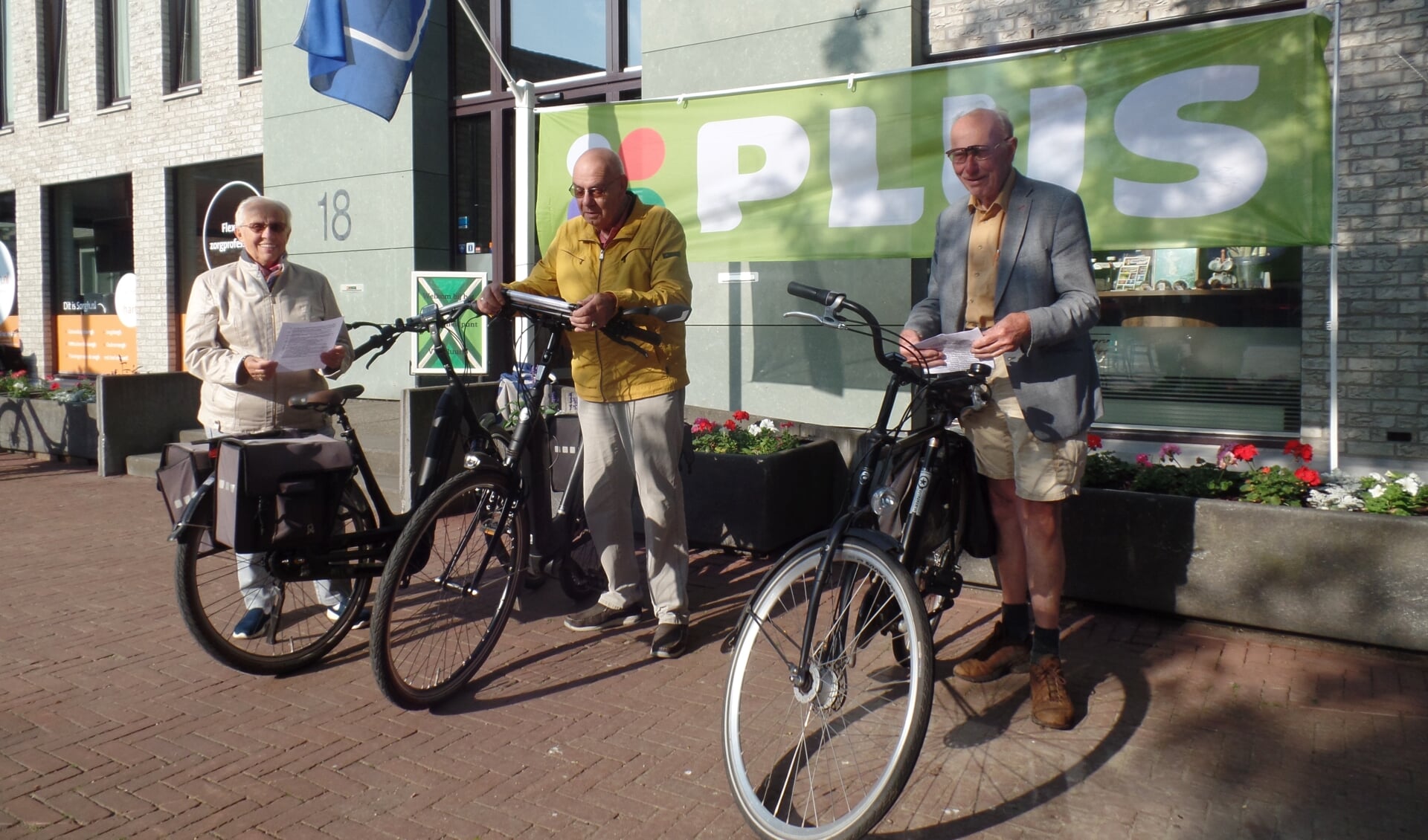 Janna en Anton Hiddink en Gerrit Vriezen (v.l.n.r.) gingen dinsdagmorgen als een van de eerste van start voor de Ruurlose fietsfverdaagse. Foto: Jan Hendriksen. 