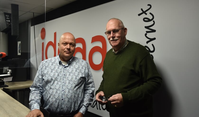 <p>Peter Berendsen van Regio8 en Lammert Blikman van Radio Ideaal na de ondertekening bij de omroep in Zelhem. Foto: Jeffrey van Londen</p>