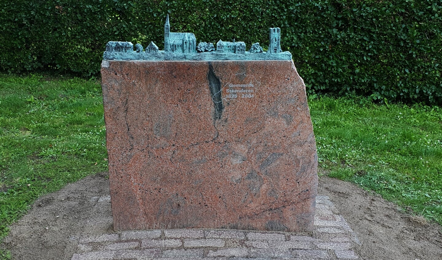 De granieten sokkel met daarop de nieuw gegoten markante gebouwen van Baak staat (wederom) te pronken, maar nu in het hart van het dorp naast de St. Martinuskerk. Foto: Alice Rouwhorst