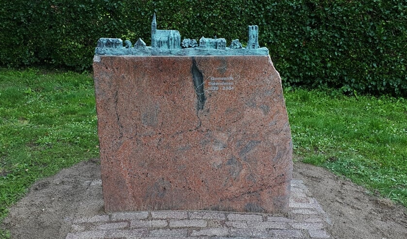 <p>De granieten sokkel met daarop de nieuw gegoten markante gebouwen van Baak staat (wederom) te pronken, maar nu in het hart van het dorp naast de St. Martinuskerk. Foto: Alice Rouwhorst</p>