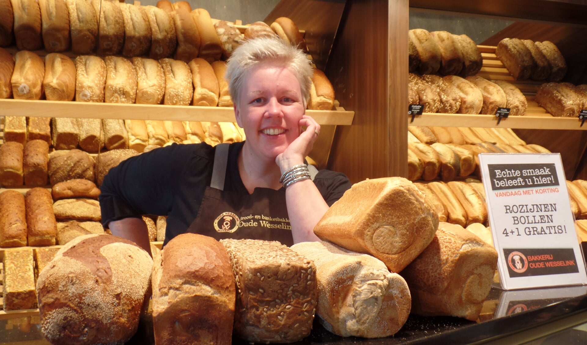 Voor de altijd goedlachse Sandra ter Bogt is de sfeer in de bakkerijwinkel van essentieel belang. Foto: Jan Hendriksen