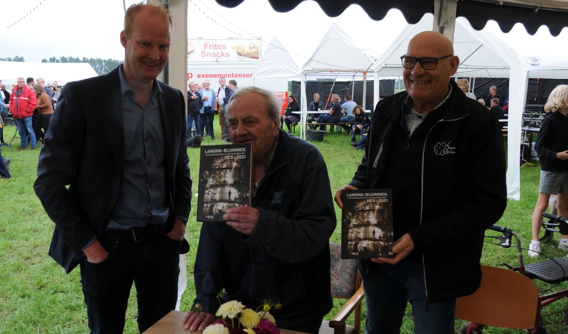 Voorzitter Ewald Berendsen met de mannen van het eerste uur Henk Bluiminck (midden) en Hennie Lansink (rechts) die hij zojuist de eerste exemplaren van het jubileumboek heeft uitgereikt. Foto: Aloys Berendsen