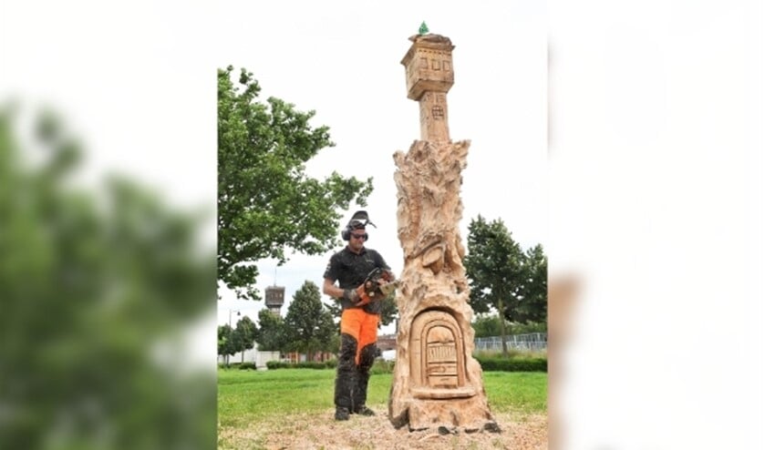 Woodcarver Thomas Weijenberg tijdens zijn werk.