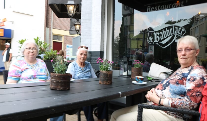 <p>Voor het eerst ontmoeten enkele deelnemers aan Koffietijd elkaar in het echt. Foto: Arjen Dieperink</p>