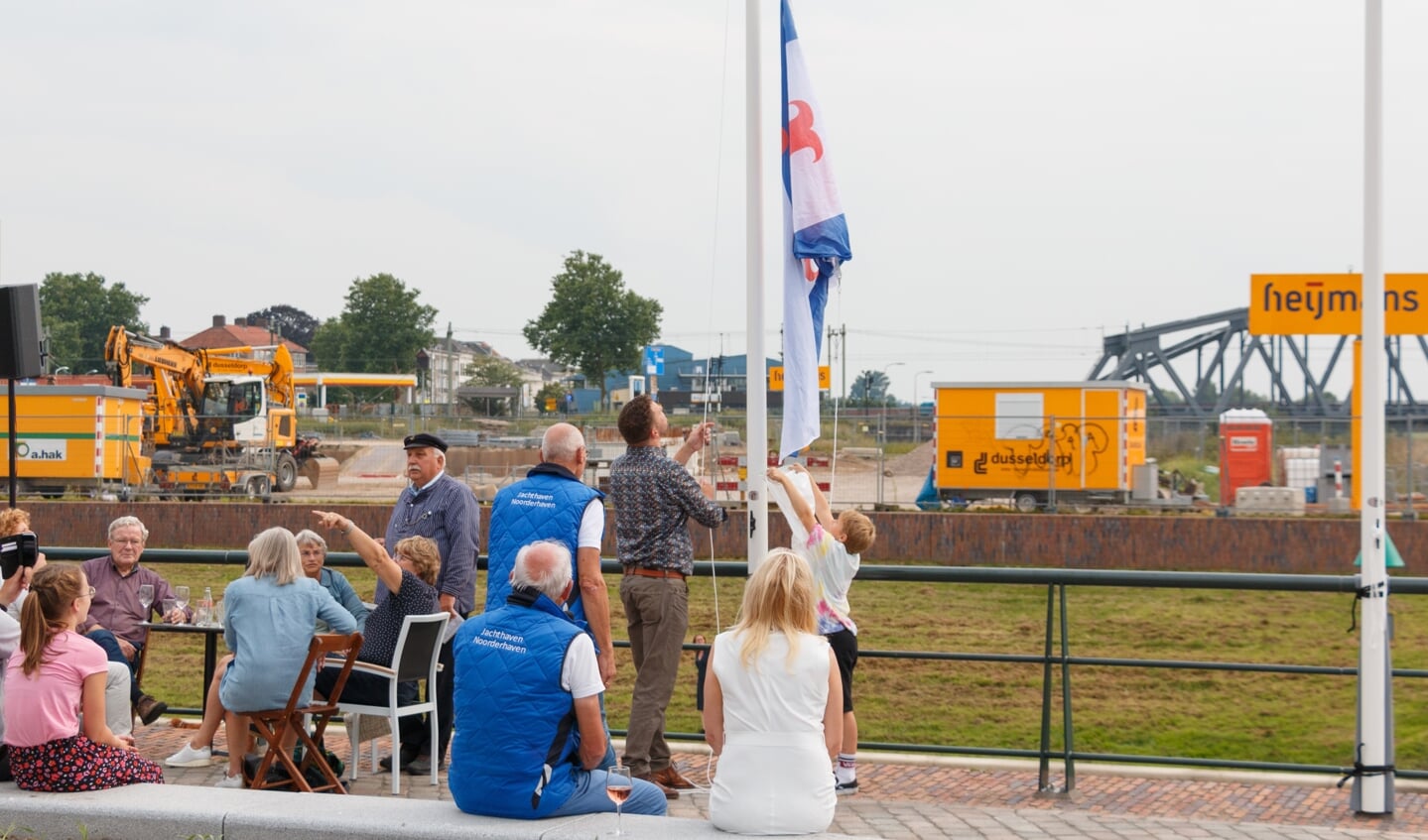 Martijn Droog hijst de vlag van Zutphen. Foto: Henk Derksen
