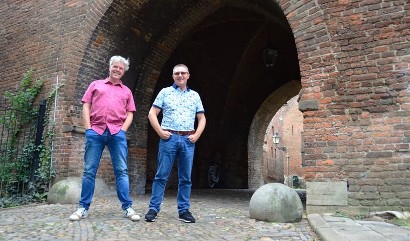 <p>Dichter Hanz Mirck en schilder Johan Heimgartner bij de Drogenapspoort. Foto: Alize Hillebrink</p>