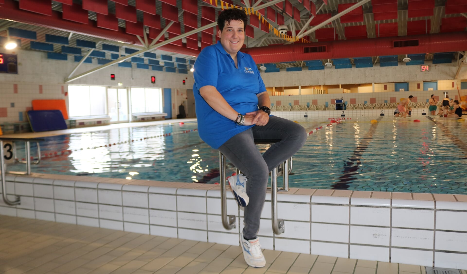 Kirsten ten Harkel, al vijftien jaar werkzaam in het team van zwembad De Beemd, ziet graag nieuwe collega's komen. Foto: Arjen Dieperink