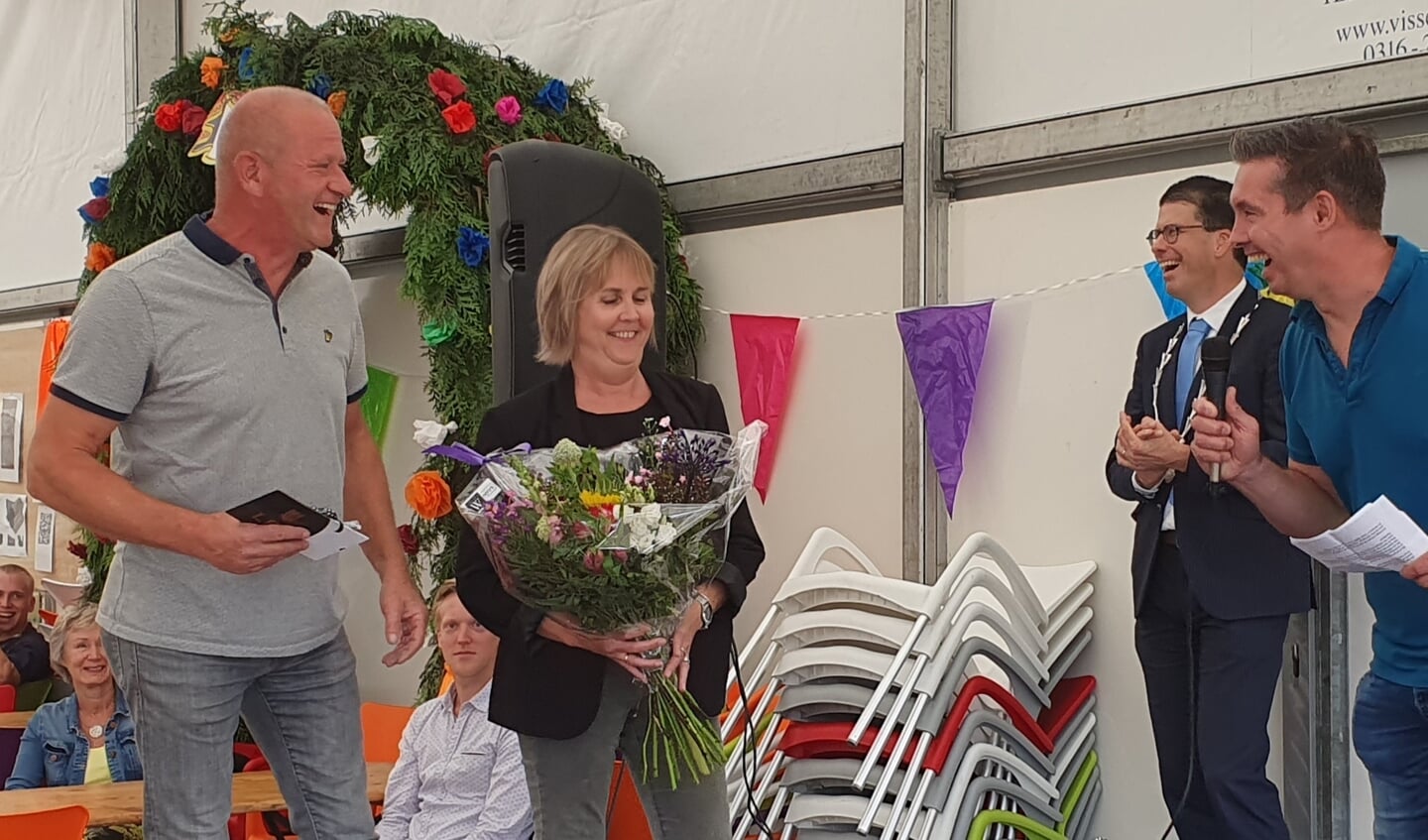 Bloemen en bedankjes aan het uitbaters Gerrie en Willem Wassink van Café Halfweg in Voor-Beltrum. Foto: Rob Weeber