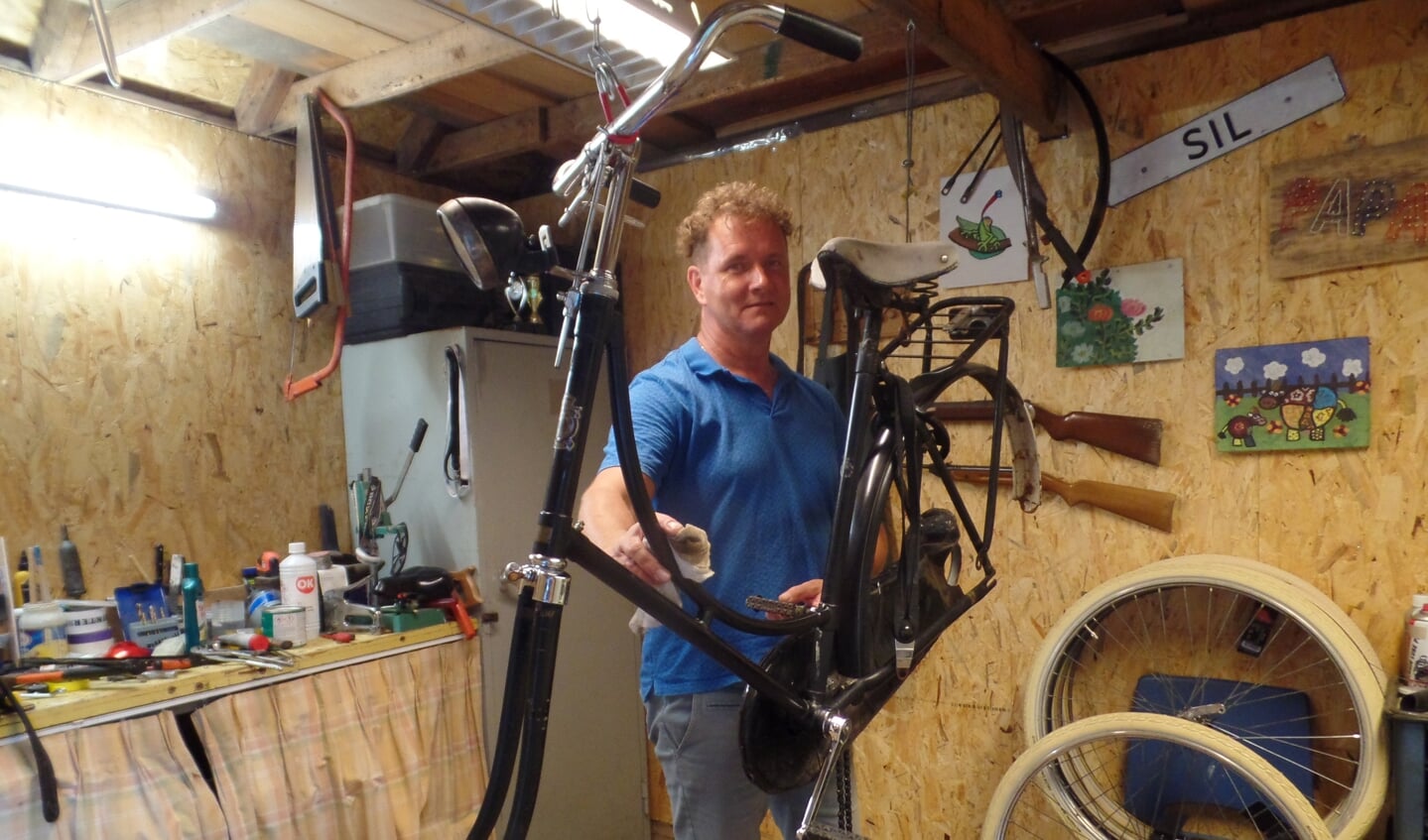 Raymond Lichtenberg in zijn werkplaats waar hij een oude Empo-fiets in originele staat terugbrengt. Foto: Jan Hendriksen 