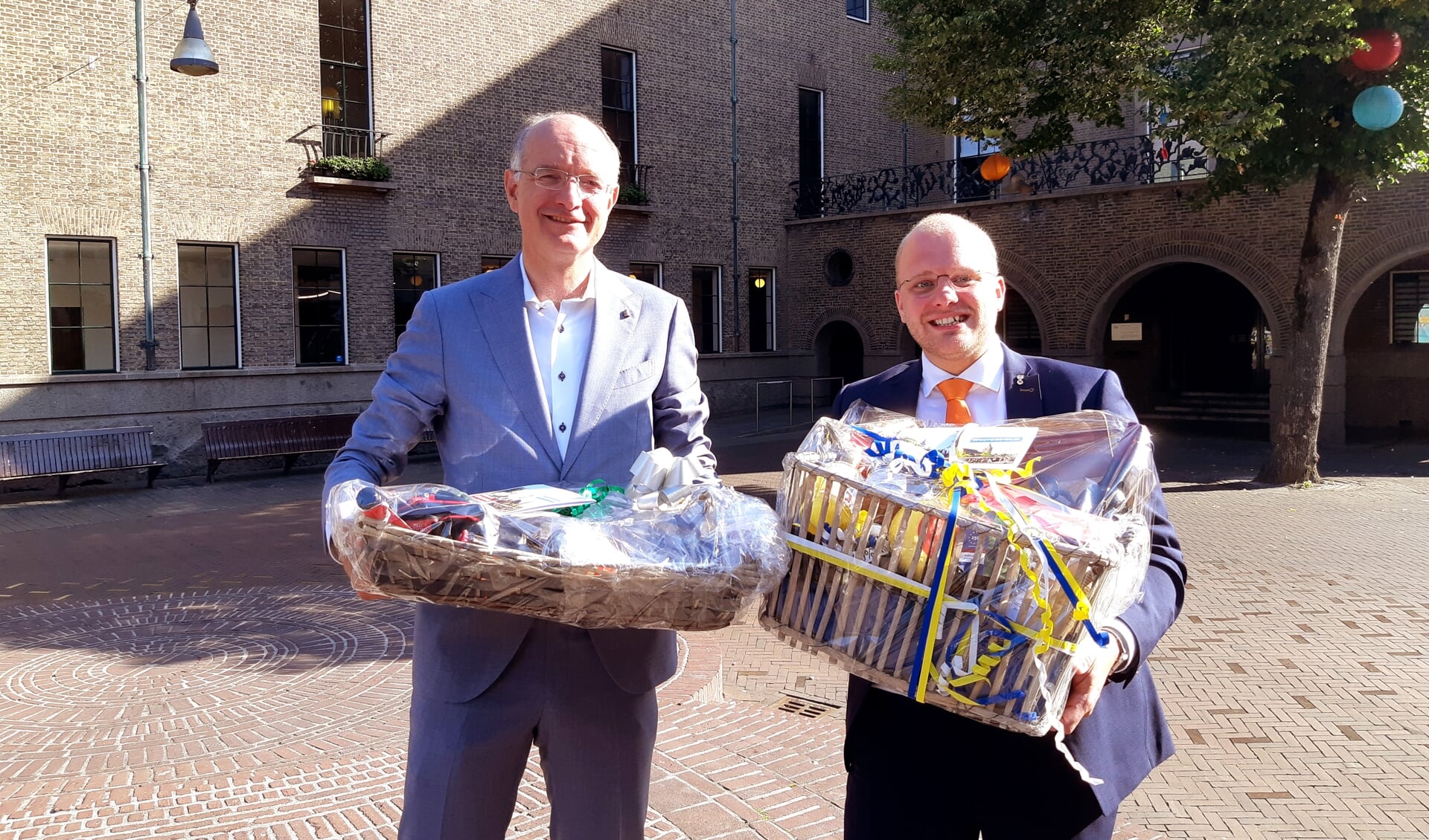 Burgemeester Joris Bengevoord en Onno van Veldhuizen sturen Achterhoekse en Twentse streekgerechten naar bondspresident Steinmeier. Foto: PR