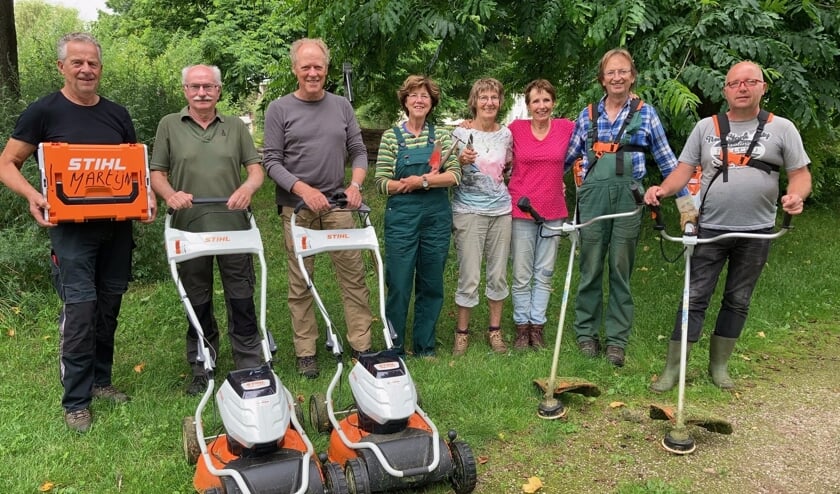 <p>Vrijwilligers van Park de Bleijke met hun nieuwe apparatuur. Foto: Annelies Wolsink</p>  