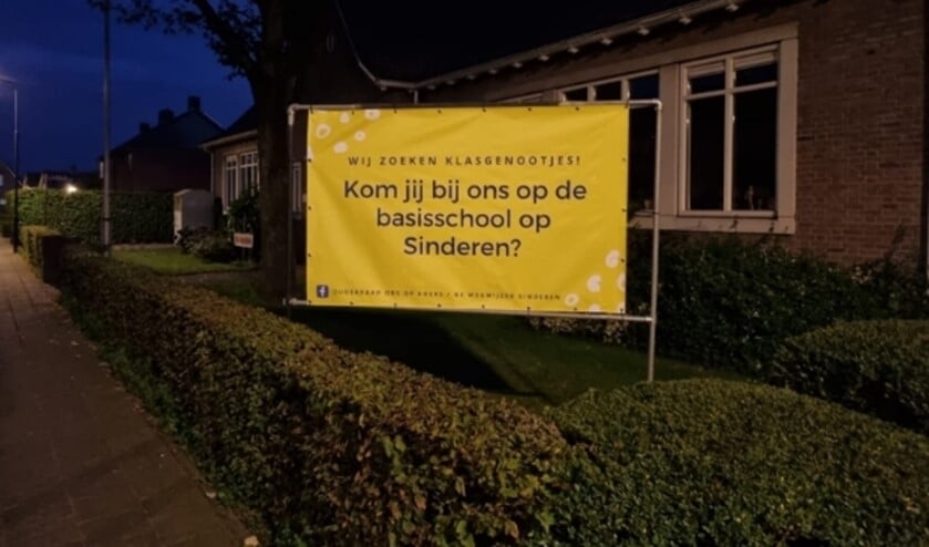 Eén van de spandoeken die zijn geplaatst in Sinderen. (Foto: PR)