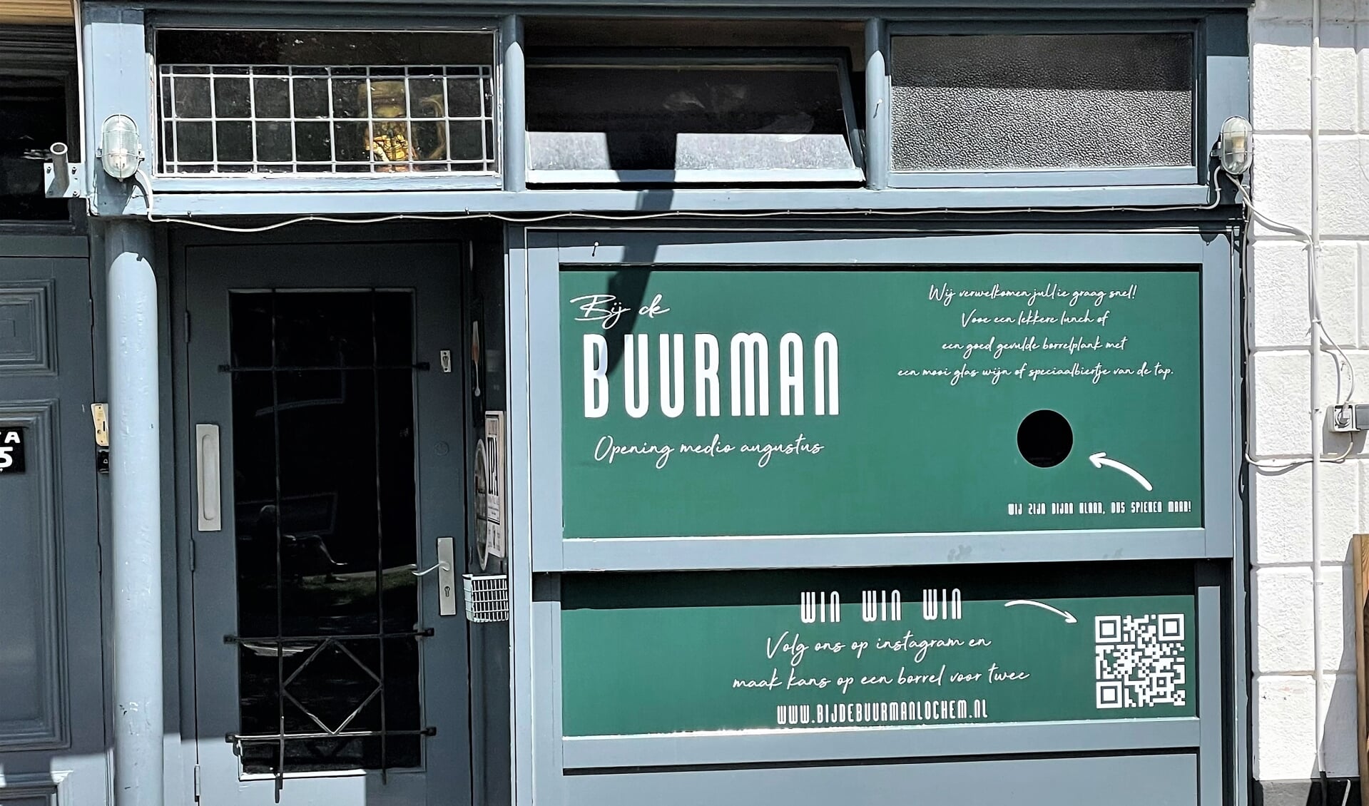 De aankondiging van Bij de Buurman is luidt en duidelijk. Met kijkgat voor nieuwsgierigen. Foto: Henri Bruntink
