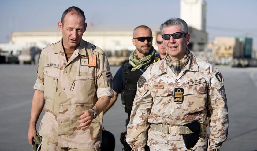 <p>Het NAVO militair comité bezoekt het Kandahar vliegveld in Afghanistan, 14 oktober 2009; links generaal Mart de Kruif. Foto: Liepke Plancke</p>