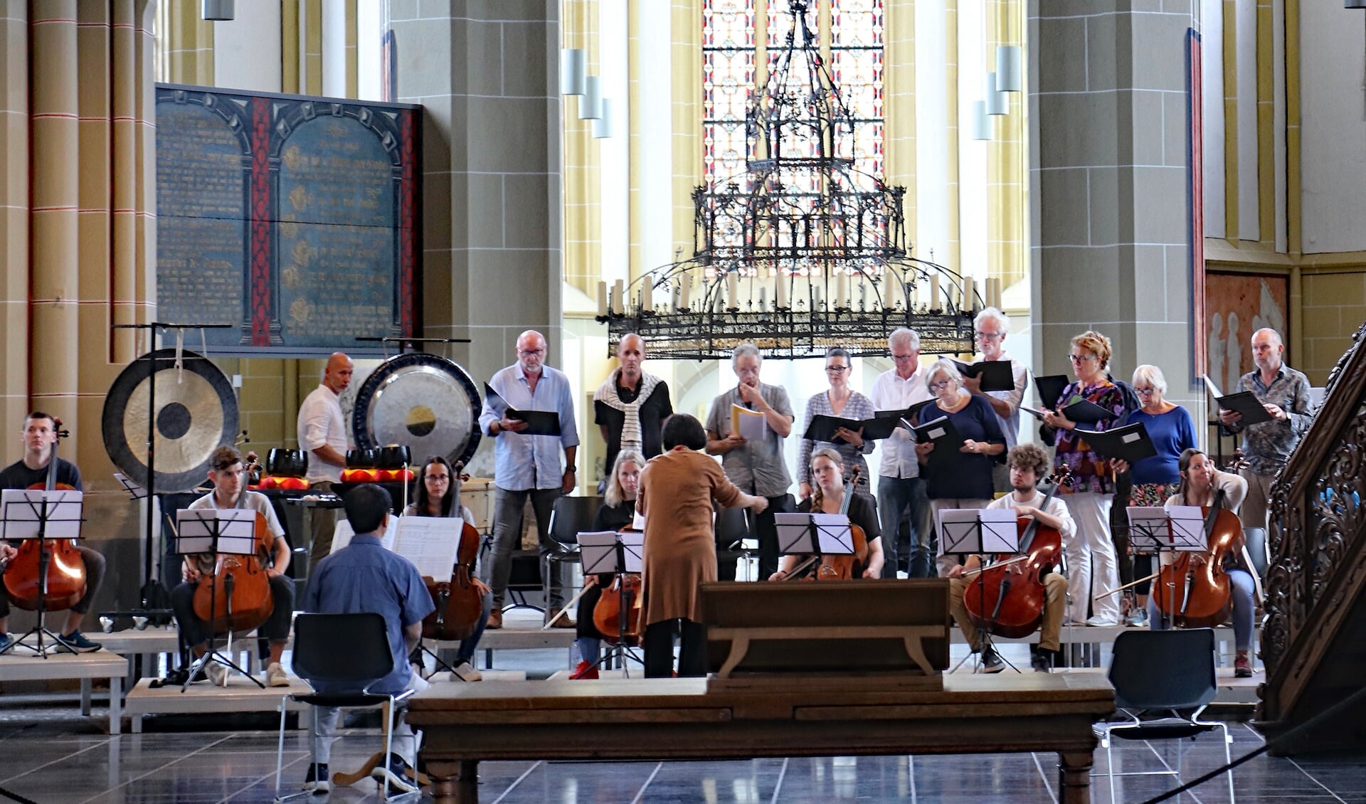 Koor en muzikanten in de Walburgiskerk. Foto: Sander Grootendorst