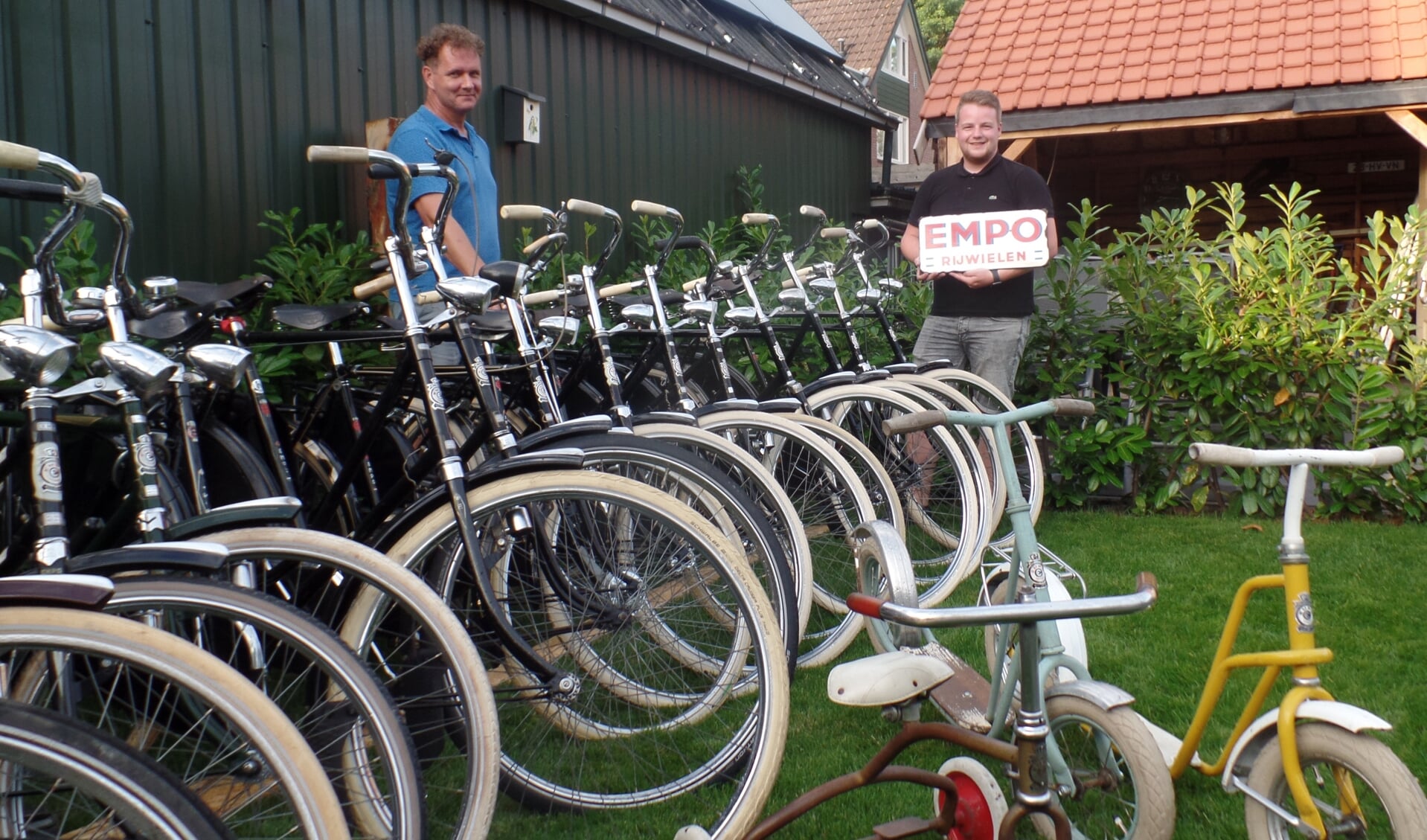 Raymond Lichtenberg (l) en Niek van Arik met hun verzameling oude Empo-fietsen. Foto: Jan Hendriksen 
