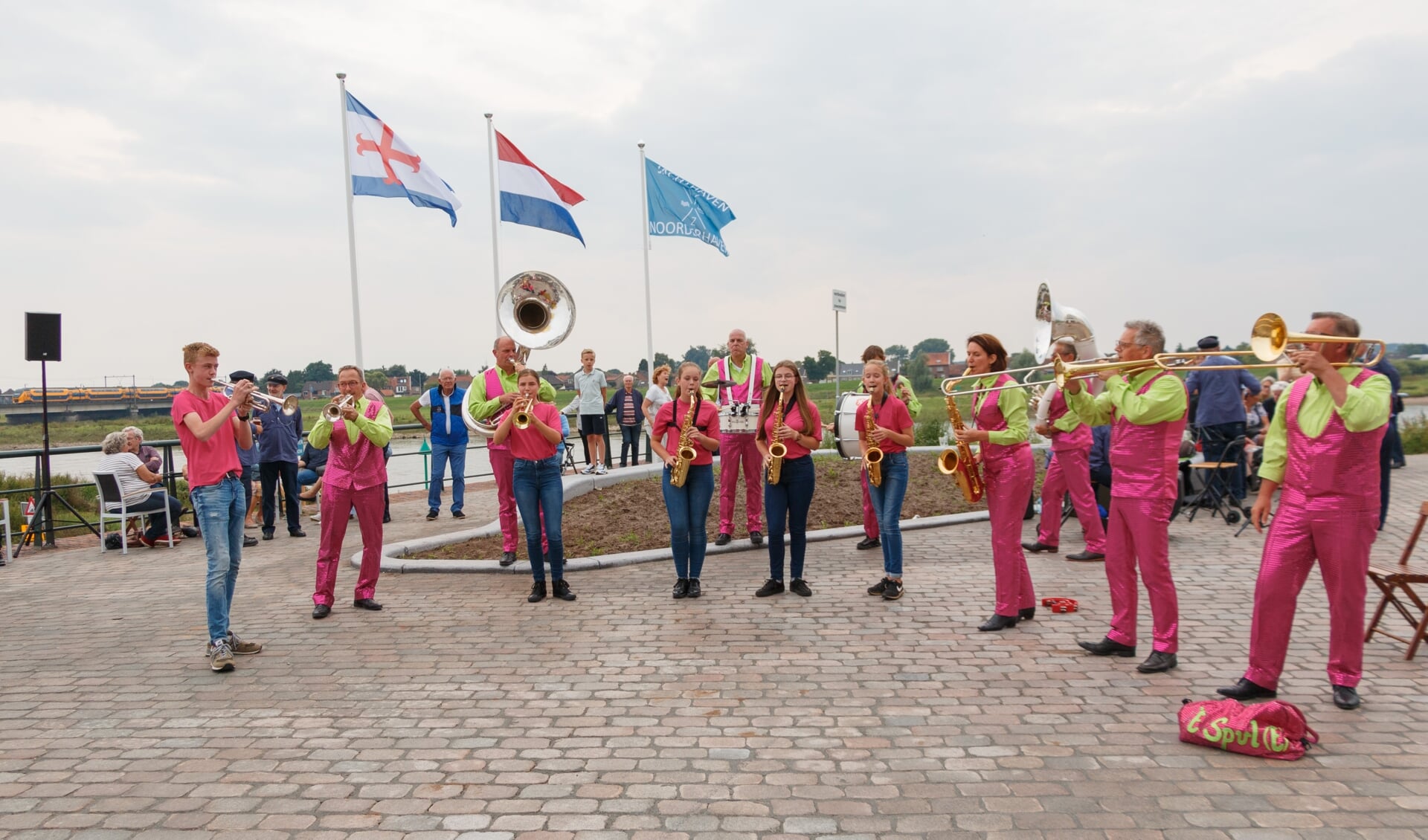 Dweilorkest ’t Spul(t) speelt met de vlaggen op de achtergrond. Foto: Henk Derksen