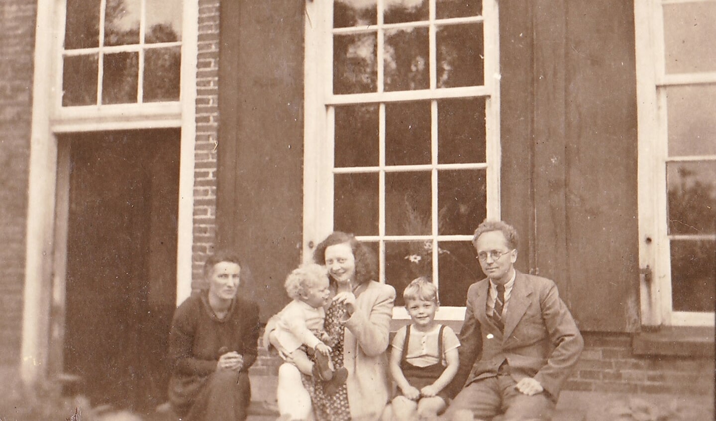 Dien Tjallingii (links), haar man Frans, hun zoontjes Sybrand en Freddy en in 't midden tante Bep. Foto: Eigen collectie