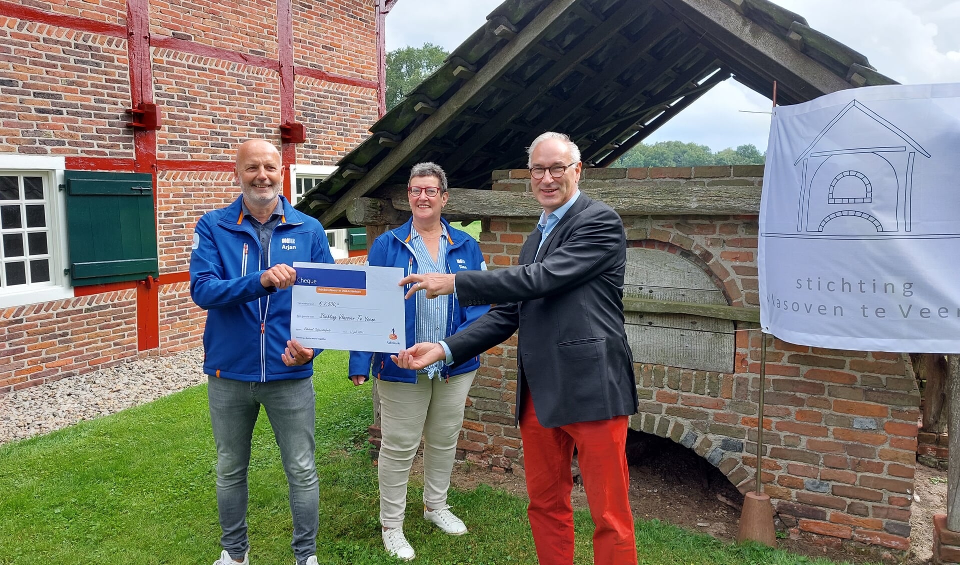 Voorzitter Claudius van ’t Westende Meeder (rechts) ontvangt van Arjan van der Ent en Rina te Winkel een Rabobank cheque van 2.500 euro. Foto: Han van de Laar