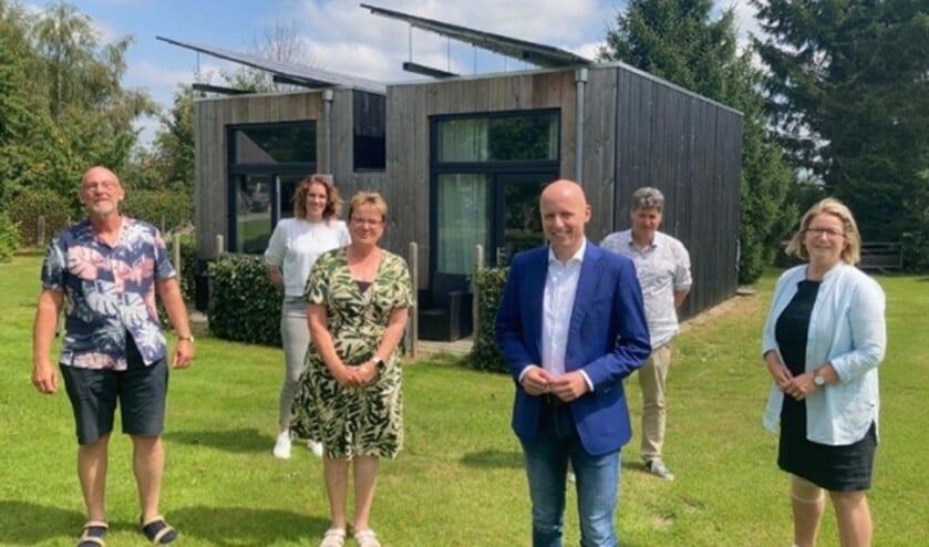 Cor en Ans Mulder van 't Zwaluwnest, samen met tweede kamerlid Rens Raemakers, wethouder Ruth Mijnen en twee ambtenaren.