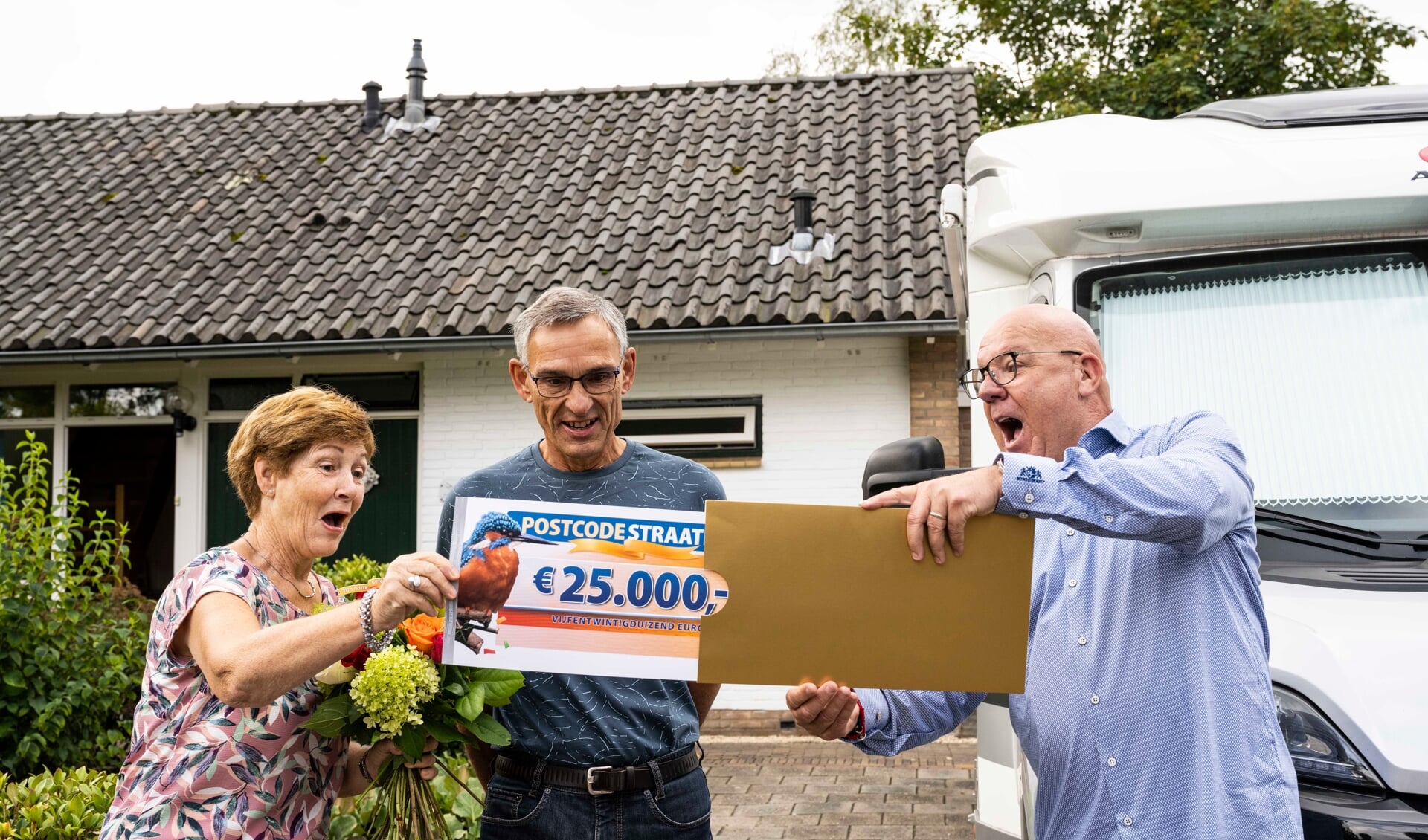 Henri en Bea ontvangen een cheque van 25.000 euro van Postcode Loterij-ambassadeur Gaston Starreveld. Foto: PR