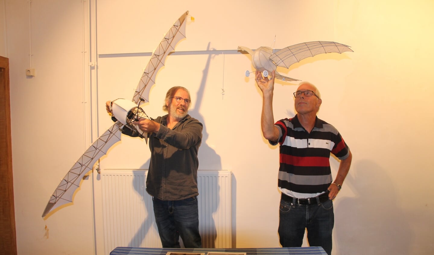 Martin Grevers (l) en Wim Nijmolen tonen de door hen gemaakte replica's.  Foto: Lineke Voltman