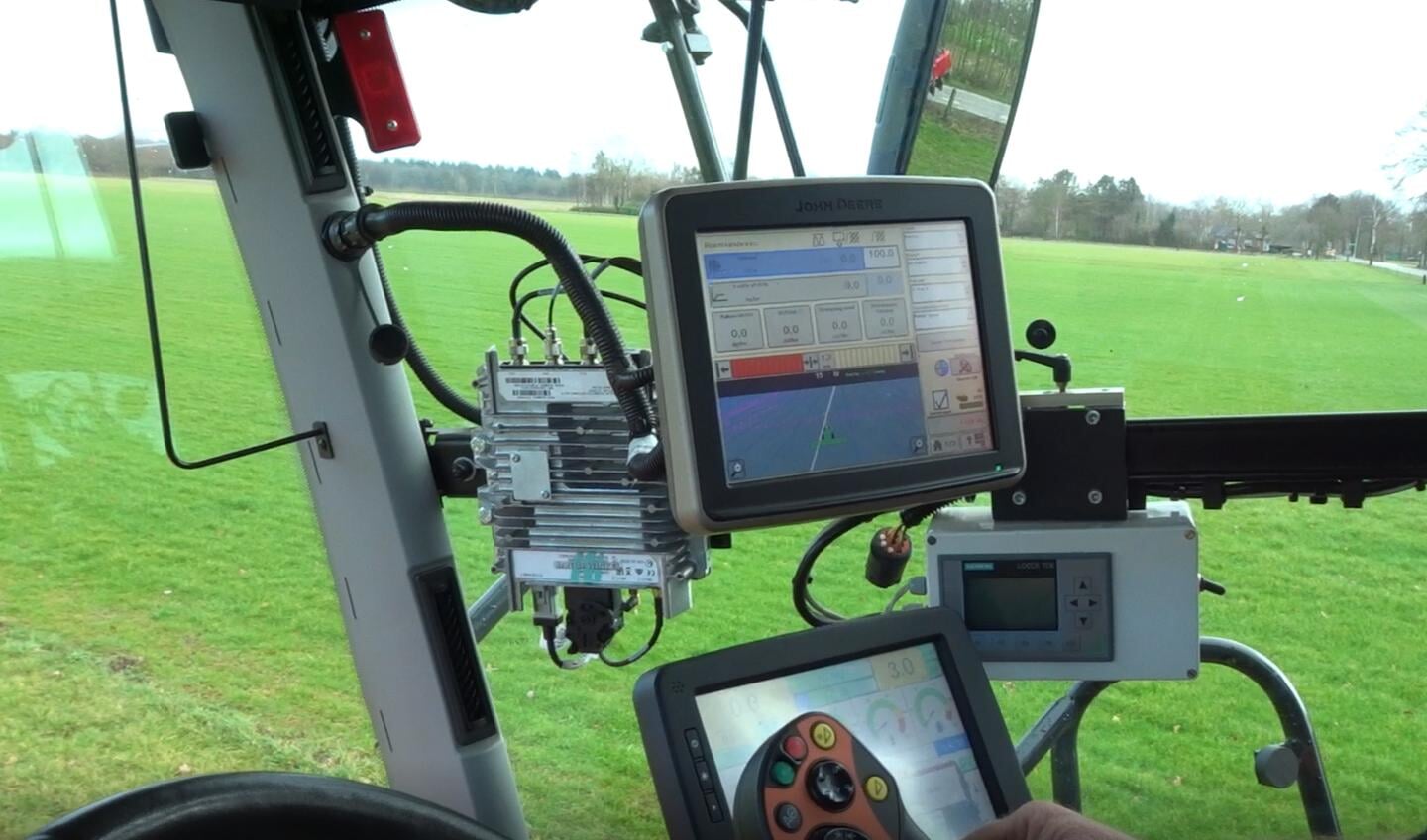 Op deze open dag zijn allerlei precisielandbouwtechnieken, zoals RTK-GPS en NIR-analyses en robotica te ontdekken. Foto: PR