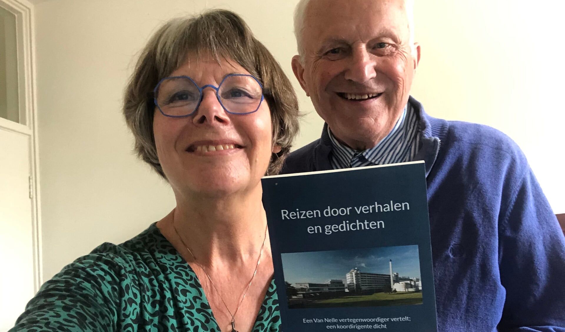 Hendrik en Marianne Weenink met hun nieuwste boek ‘Reizen door verhalen en gedichten’. Foto: PR