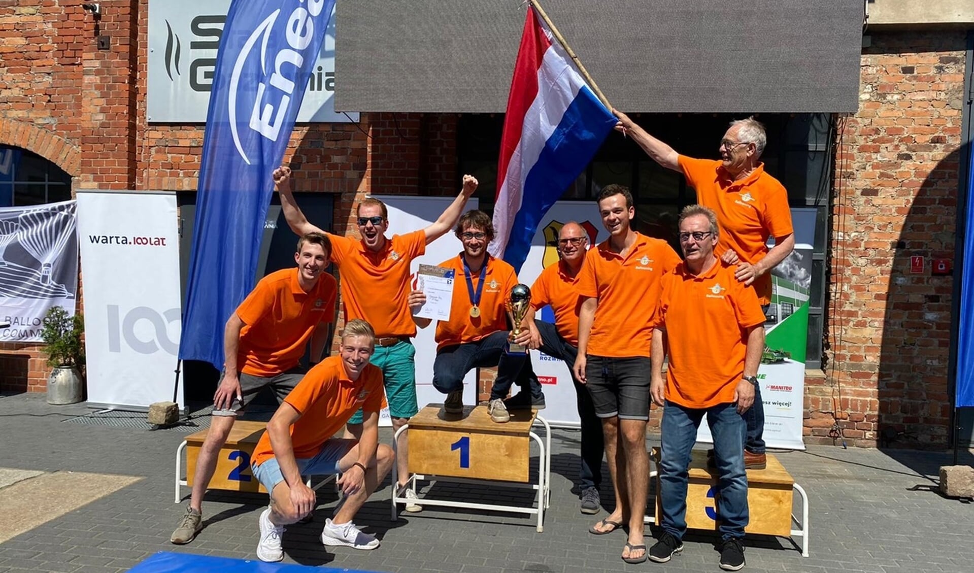 De twee Nederlandse teams. In het midden, met beker, Roy Gommer. Foto: PR