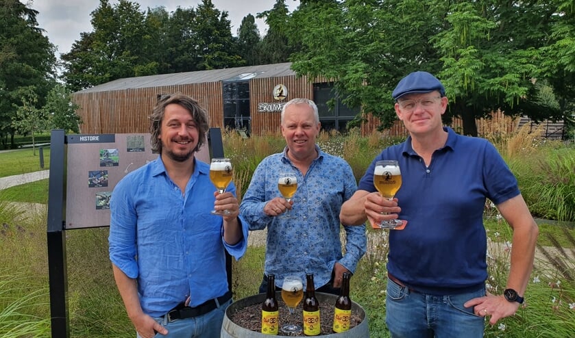 Lars Gierveld (links), Jos Oostendorp (midden) en Rob Porskamp proosten op hun bijzondere samenwerking. Foto: Henri Walterbos