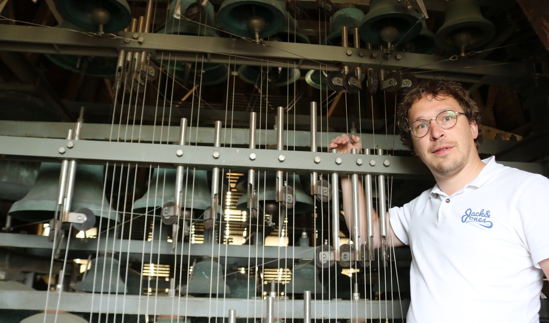 Stadsbeiaardier Jan-Geert Heuvelman bij 'zijn carillon' . Foto: Arjen Dieperink
