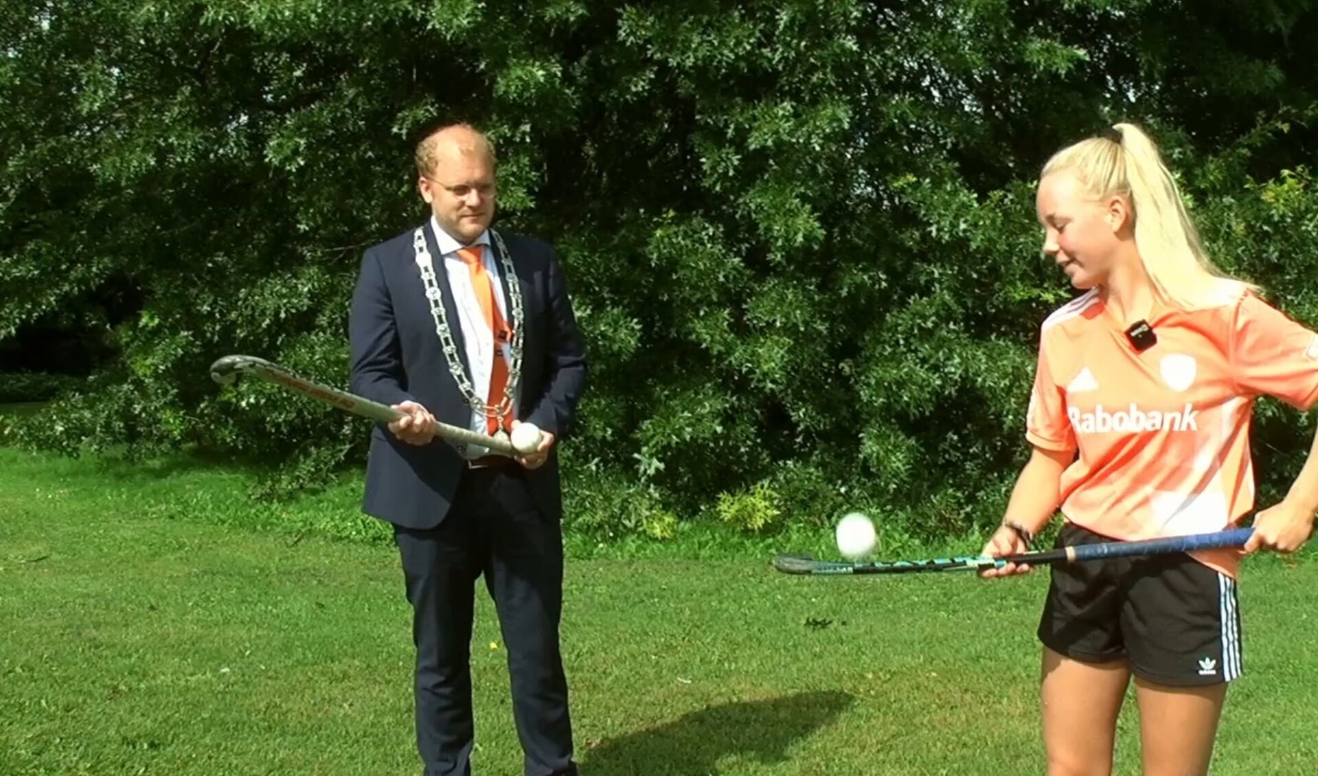 Burgemeester Bengevoord en de kersverse kampioen Malou Rensink. Foto: RTV Slingeland