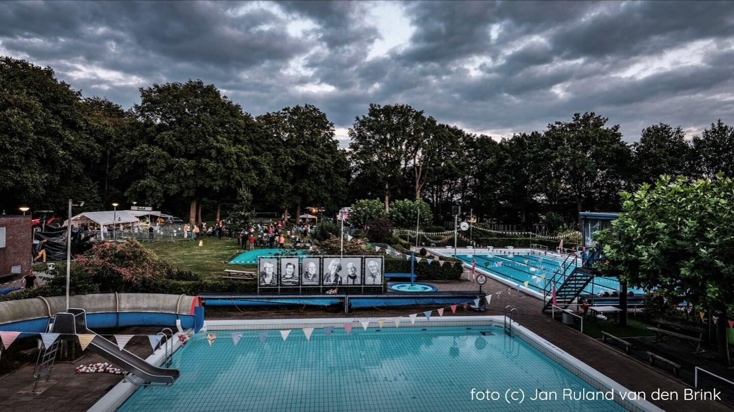 Overzicht van het Hessenbad in Hoog-Keppel, met het popfestival van vorig jaar op de achterste ligweides. Foto: Jan Ruland van den Brink