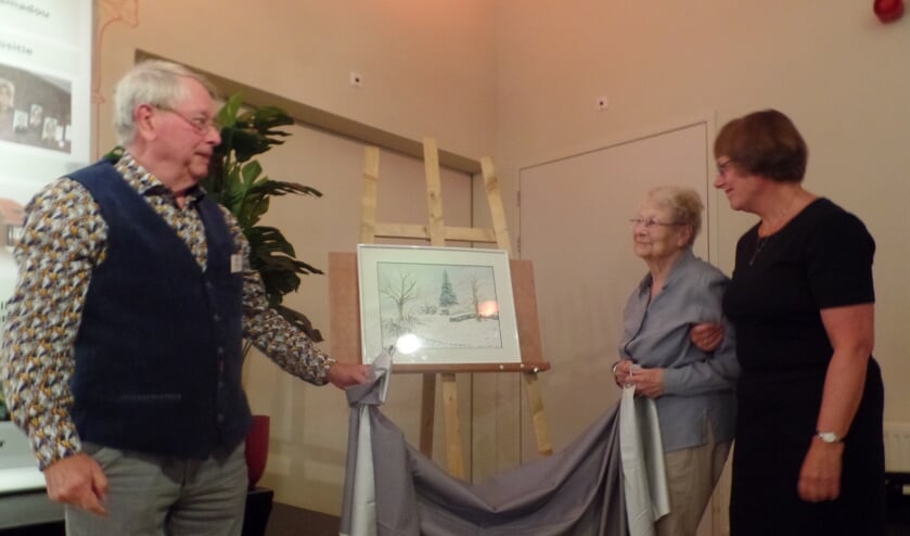 De 91-jarige Tine Alink opende onder toeziend oog van oud-voorzitter Joop Huisman van KunstKring Ruurlo de expositie ‘Exposanten van vroeger en nu’. Foto: Jan Hendriksen  
