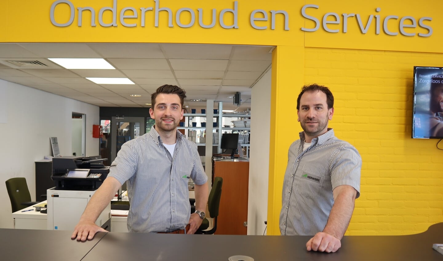 Serviceadviseur Armand ten Broekeis en servicemanager Jeroen Driezes bij Herwers Neede. Foto: PR 