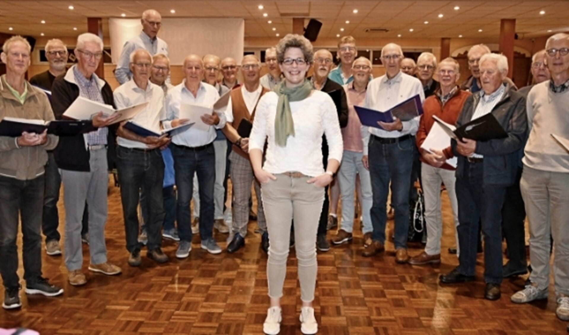 De nieuwe dirigente Cindy Gregoor uit 's-Heerenberg met een aantal leden van het Liemers Mannenkoor. (foto: Ab Hendriks)