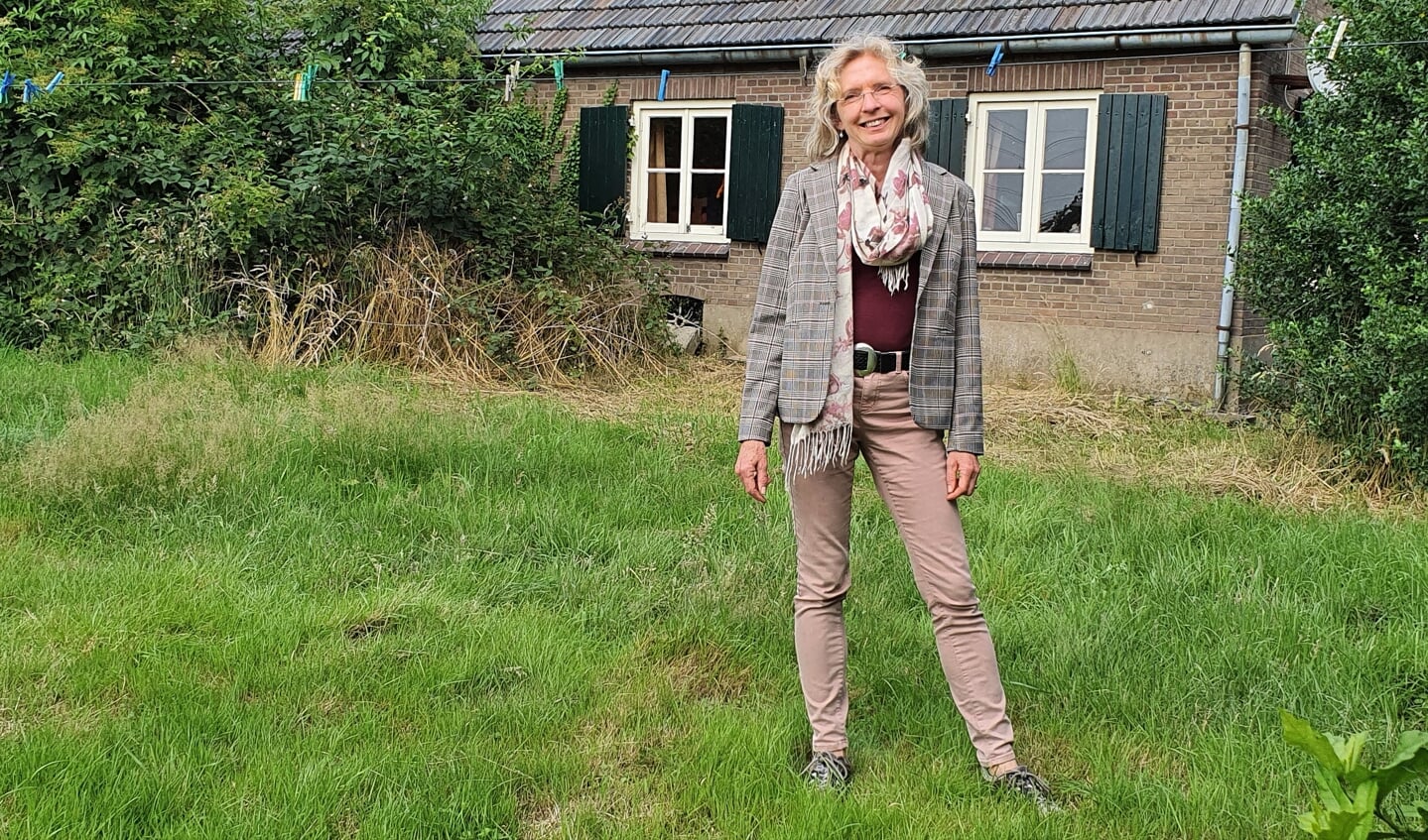 Astrid Schutte bij het ouderlijk huis van haar vader Jan Schutte aan de Vordenseweg in Baak. Archieffoto: Alice Rouwhorst