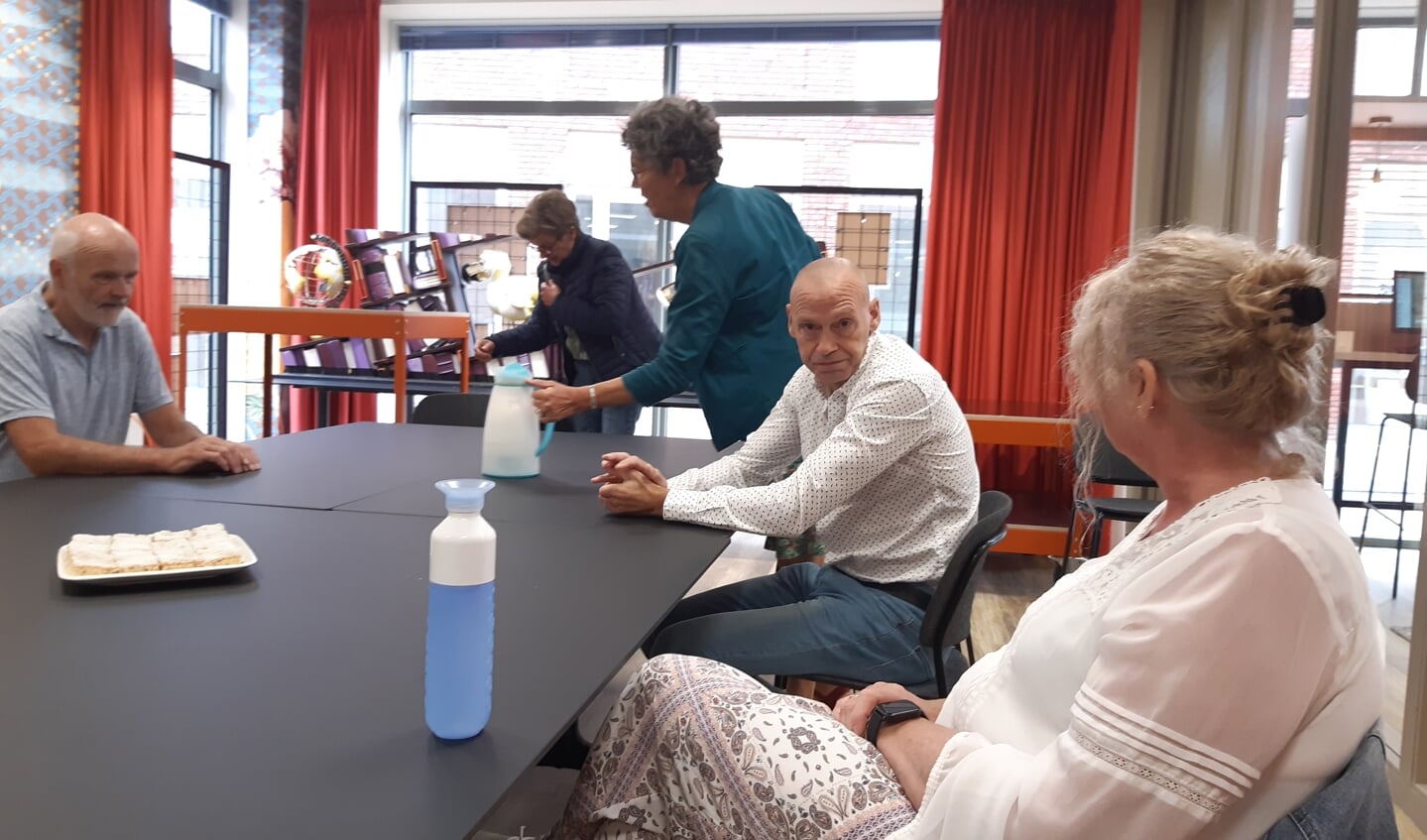 De vrijwilligersbijeenkomst van 6 augustus in de nieuwe bieb in Lichtenvoorde, tevens de nieuwe locatie van het Taalcafé. Foto: Aleid Kluivers-Loos