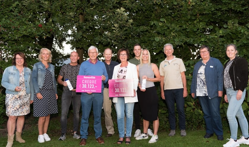 <p>Uiteraard waren de besturen van Hospice Zutphen en Noaberhulp zeer verguld met de cheque geschonken door de Stichting Heavensride. Foto: PR. </p>