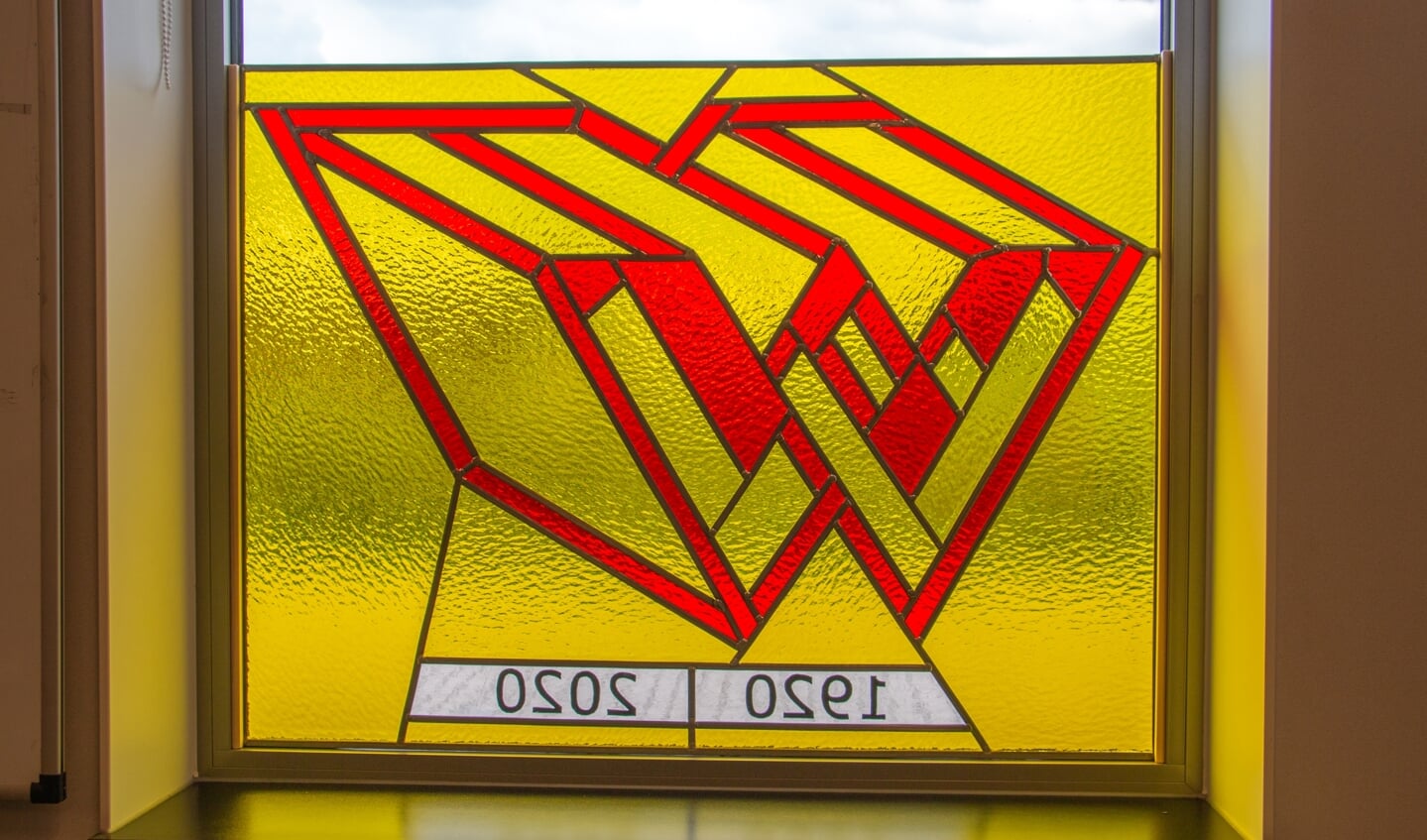Het glas-in-lood raam markeert het 100-jarige jubileum van de Wissels Groep in Zutphen. Foto: Liesbeth Spaansen