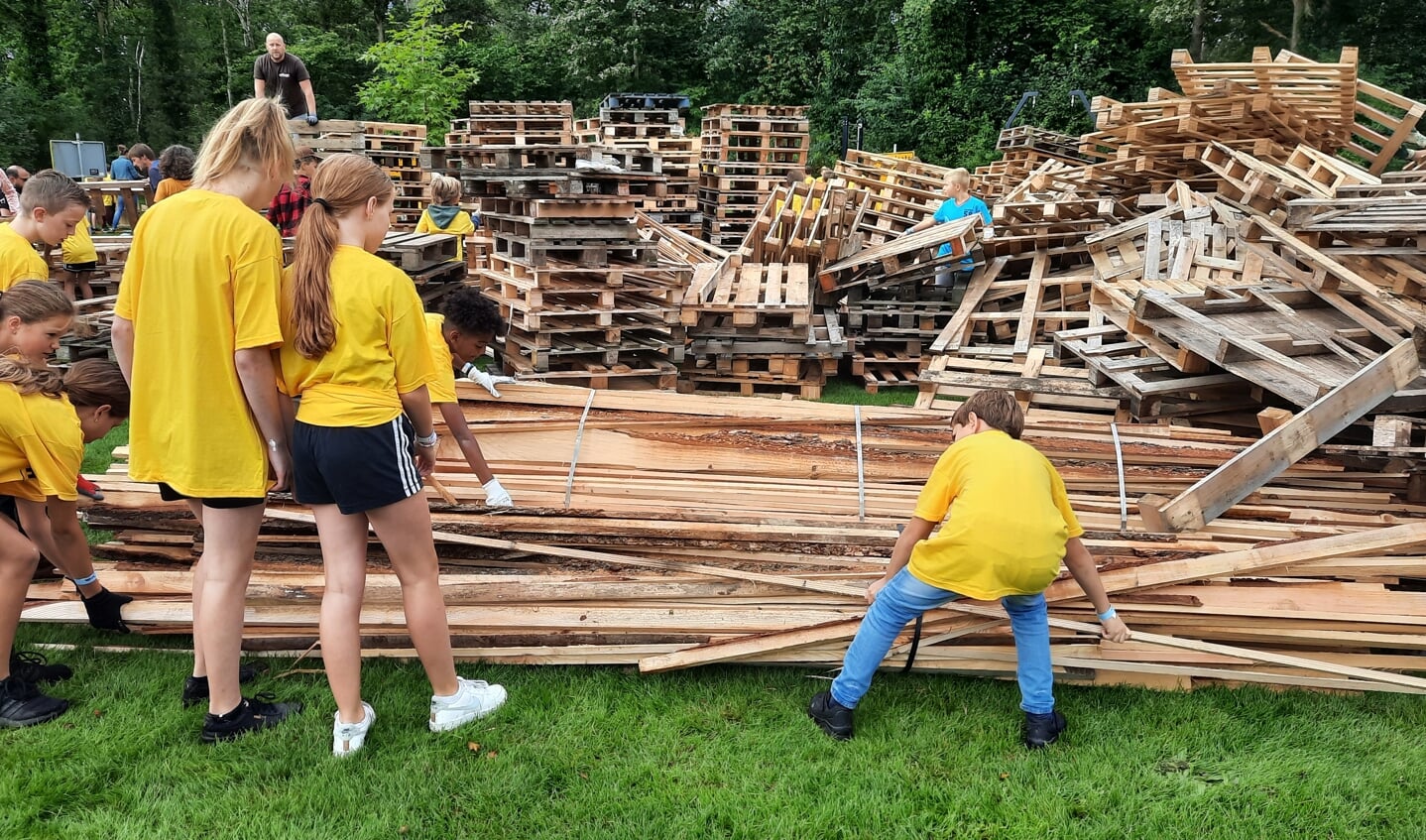 Voor Houtdorp is veel hout en ander materieel nodig. Die werden voor een groot deel gesponsord door Larense ondernemers. Foto: PR