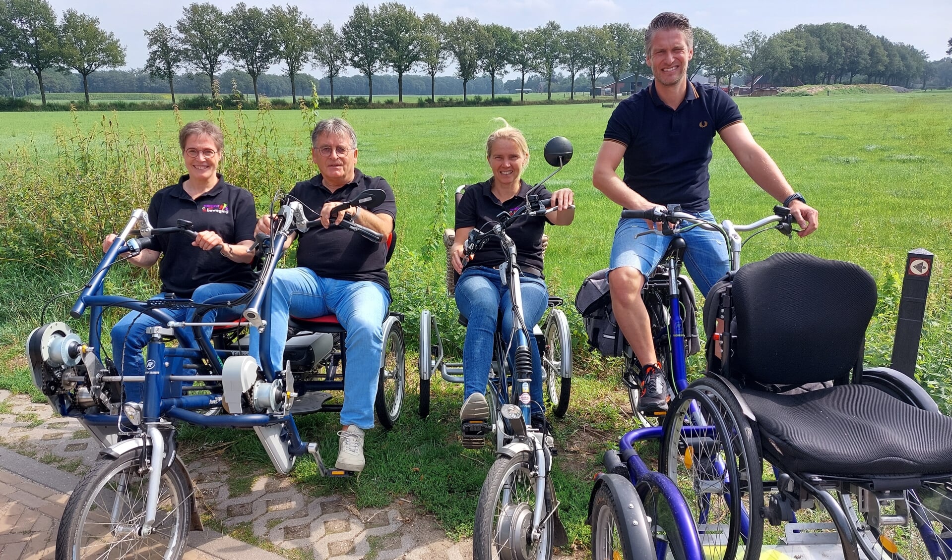 Vlnr: Else Klomps, Harrie Garritsen, Nicole Haarman en Frank de Vries met een aantal aangepaste en beschikbare fietsen. Foto: Han van de Laar