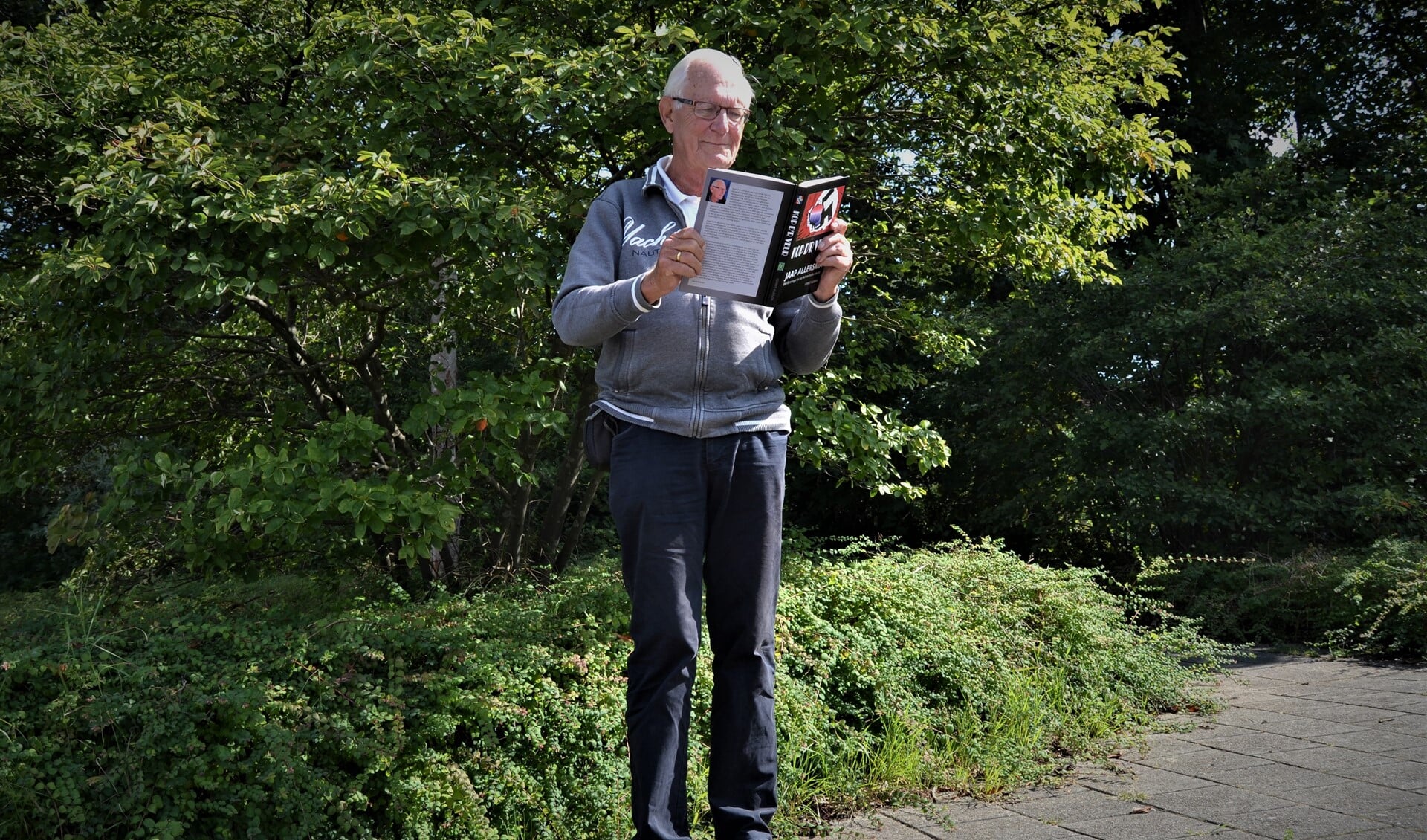 Gerrit Kleissen met zijn boek 'Kop d'r Veur'. Foto: Karin Stronks