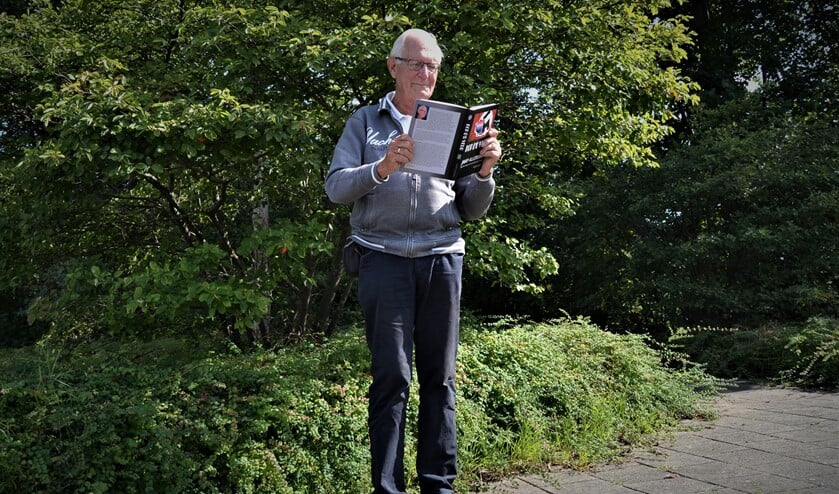 Gerrit Kleissen met zijn boek 'Kop d'r Veur'. Foto: Karin Stronks