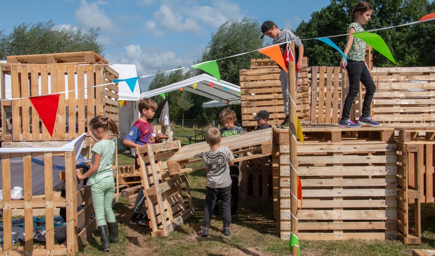 Kinderen werkten goed met elkaar samen om de hut zo mooi mogelijk te maken. Foto: Achterhoekfoto.nl/Liesbeth Spaansen