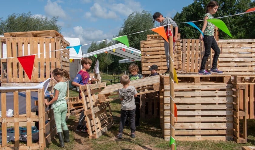 <p>Kinderen werkten goed met elkaar samen om de hut zo mooi mogelijk te maken. Foto: Achterhoekfoto.nl/Liesbeth Spaansen</p>