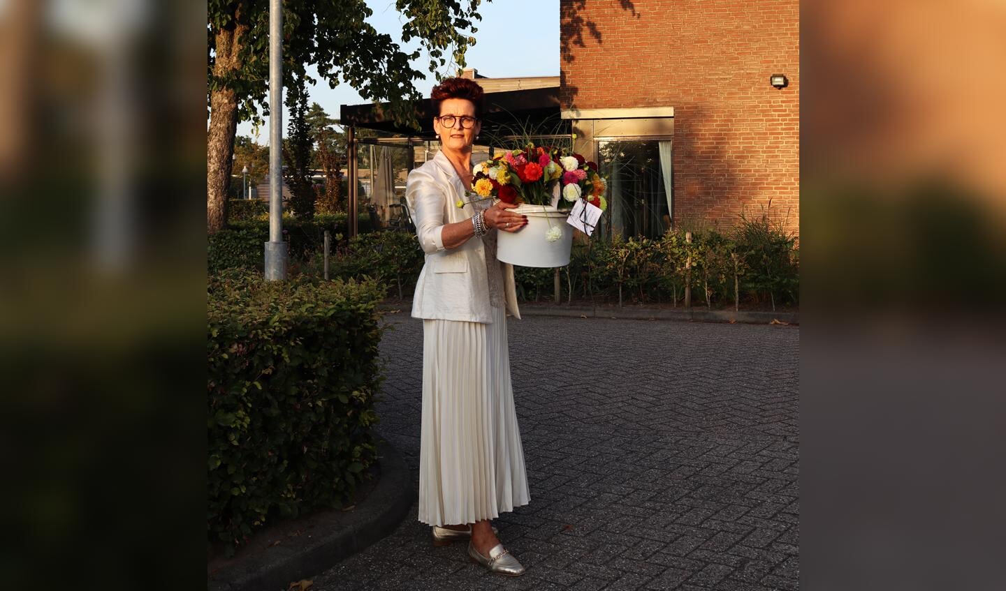 Ellis Wiggemans van Mooiman Meermode ging langs de verzorgingshuizen met de bloemen. Foto: PR