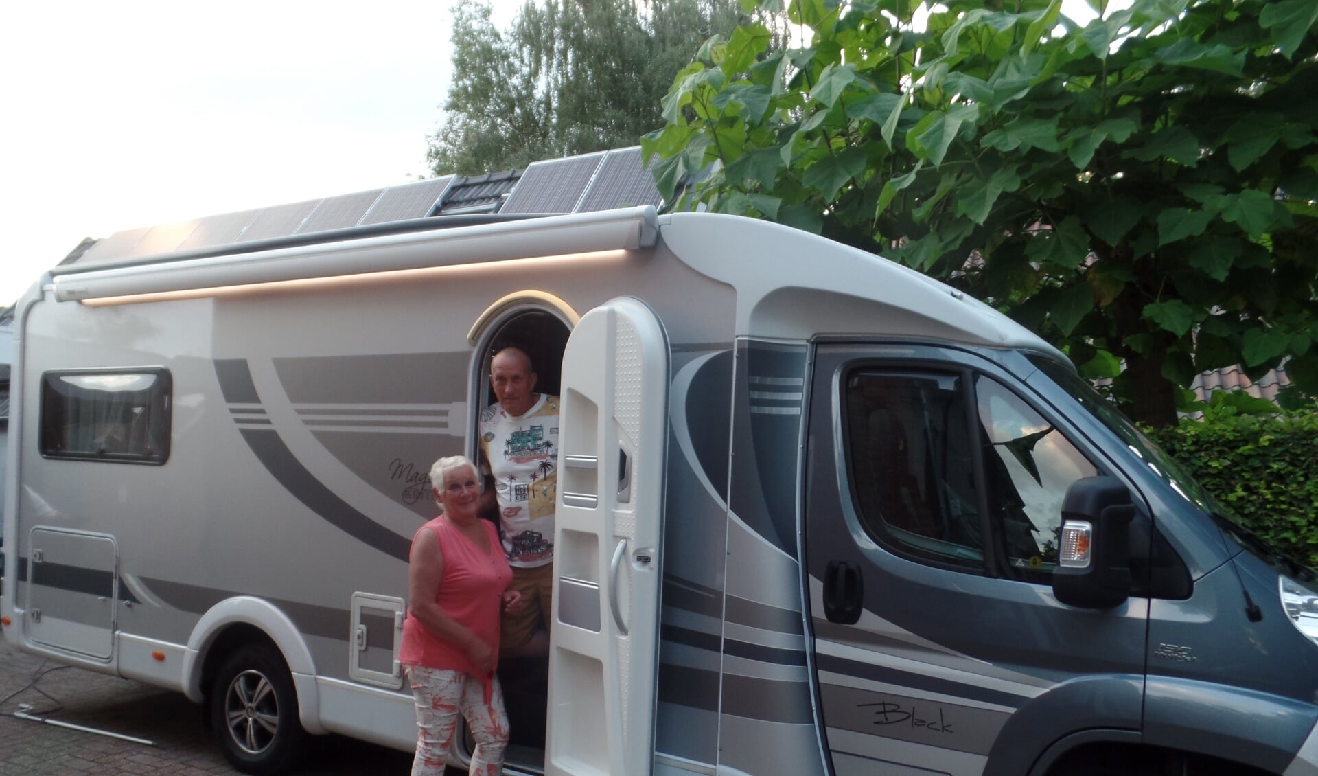 Gerard en Marian Witteveen bij hun camper waarmee ze in juni een rondreis maakten door Nederland voor het programma We zijn er Bijna!’ Foto: Jan Hendriksen