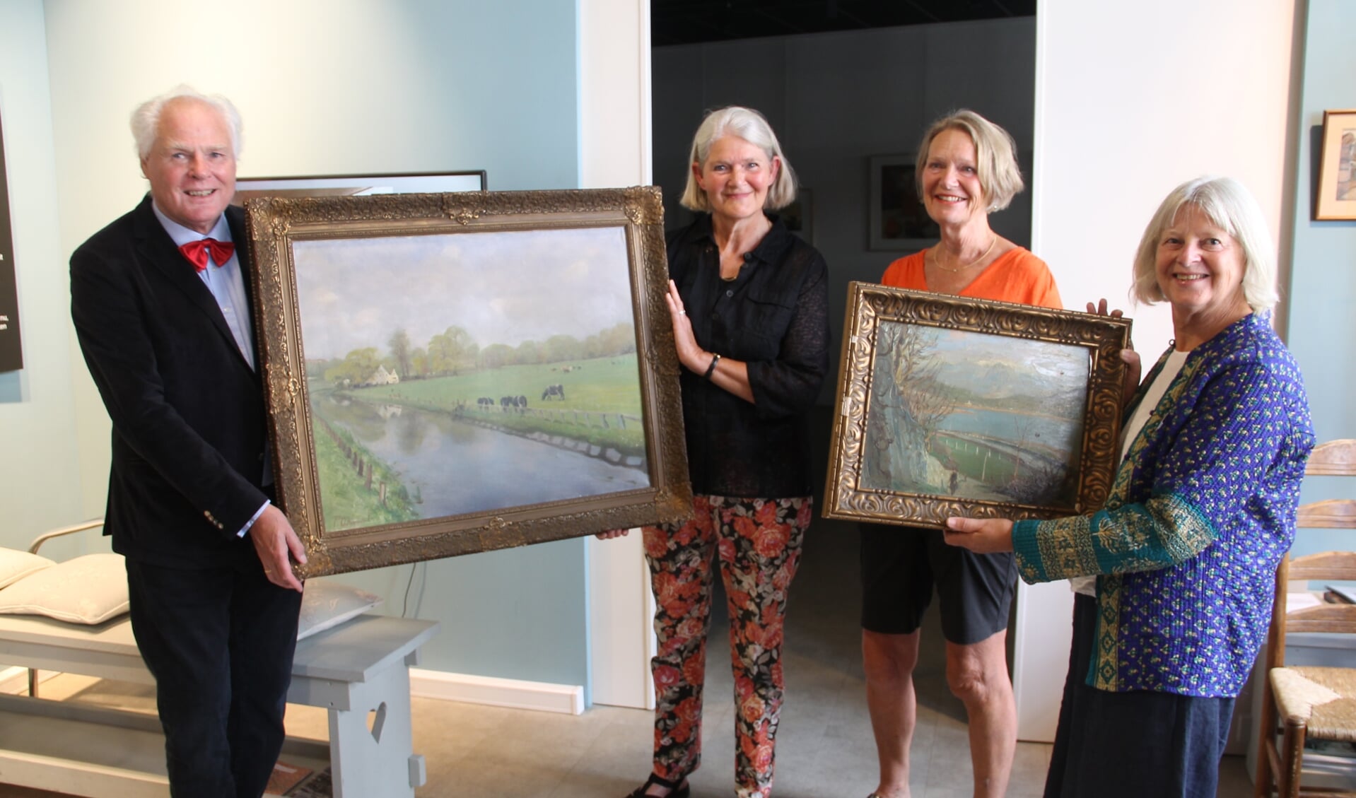 Marieke (tweede van
rechts) en Carla Willemsen (tweede van links) overhandigen de twee schilderijen aan Hans van Lith (l) en Anja Geesink (r). Foto: Lineke Voltman